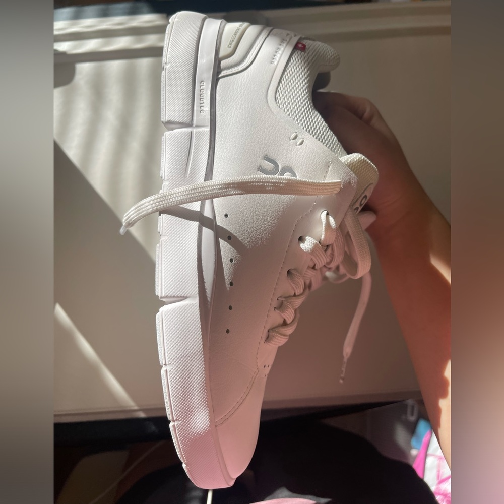 On Running - Women’s Size 9 - THE ROGER Advantage - Picture 4 of 5